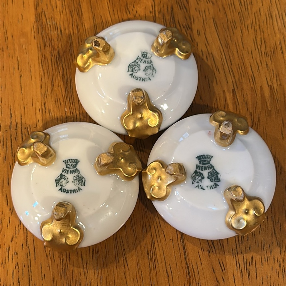 Vienna Austria open salt pinch. White porcelain with gold rim and gold feet. - Picture 4 of 4